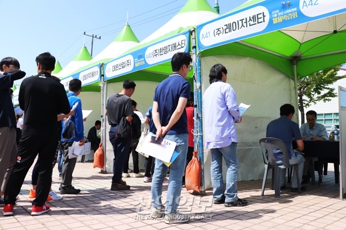 [포토뉴스] 날씨도 취업 열기도 ‘후끈후끈’…‘시흥·안산 스마트허브 채용 박람회’ 개최