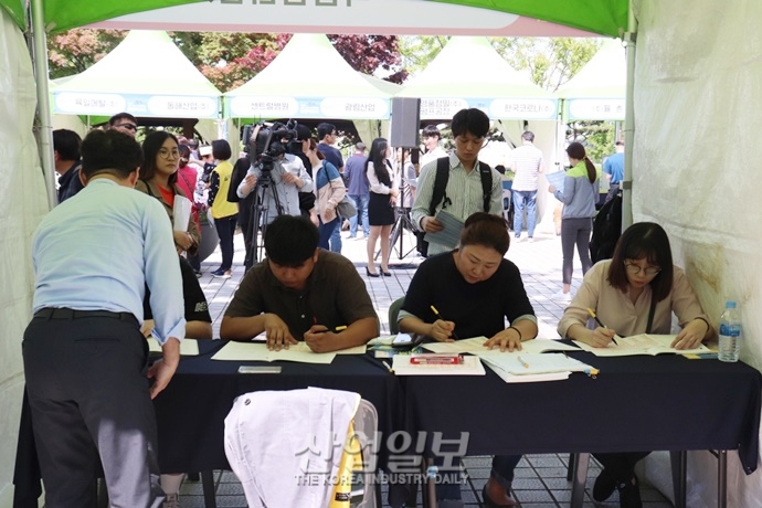 [포토뉴스] 날씨도 취업 열기도 ‘후끈후끈’…‘시흥·안산 스마트허브 채용 박람회’ 개최