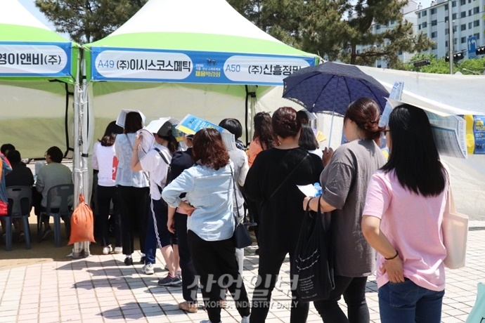 [포토뉴스] 날씨도 취업 열기도 ‘후끈후끈’…‘시흥·안산 스마트허브 채용 박람회’ 개최