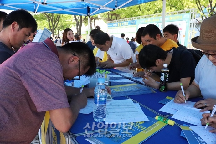 [포토뉴스] 날씨도 취업 열기도 ‘후끈후끈’…‘시흥·안산 스마트허브 채용 박람회’ 개최
