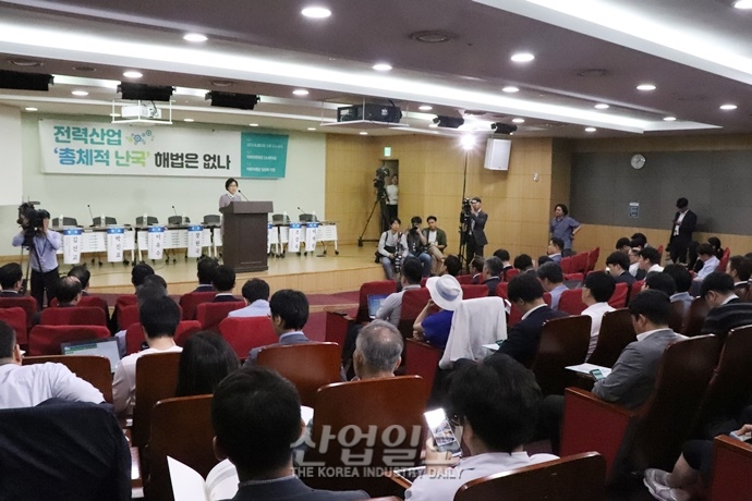 “총체적 난국 맞이한 한국의 전력 산업, 문제 해결의 핵심은 ‘시민’”