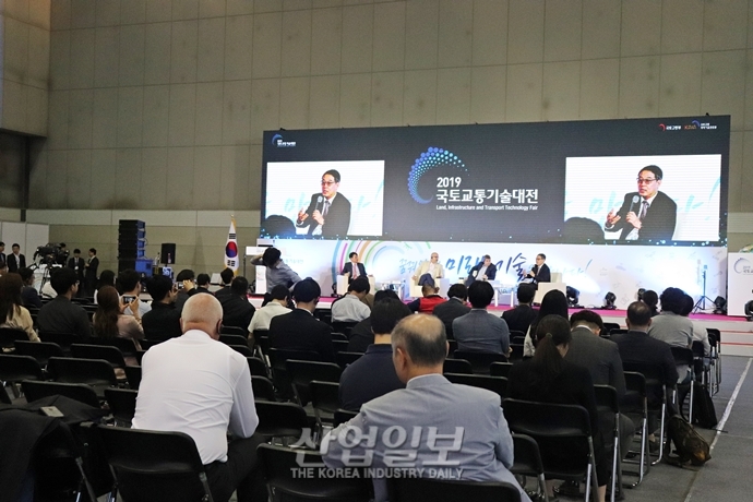 [포토뉴스] 2층 전기버스부터 스마트홈까지, 미래 기술 모인 ‘2019 국토교통기술대전’