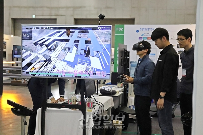 [포토뉴스] 2층 전기버스부터 스마트홈까지, 미래 기술 모인 ‘2019 국토교통기술대전’