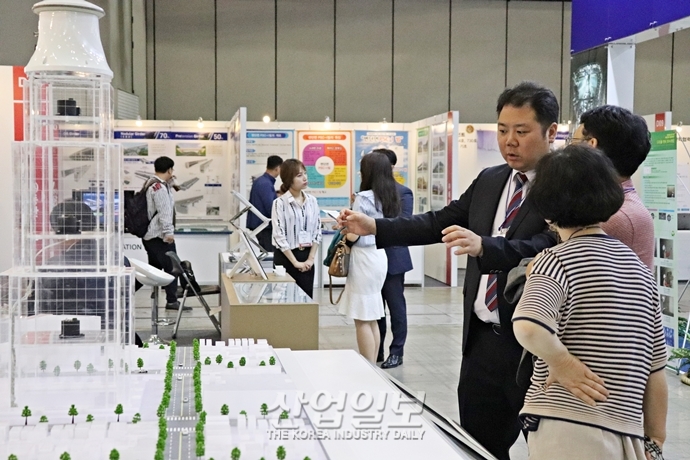 [포토뉴스] 2층 전기버스부터 스마트홈까지, 미래 기술 모인 ‘2019 국토교통기술대전’