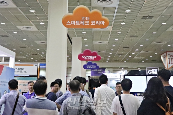 [포토뉴스] ‘스마트테크코리아’ VR 게임·무인화 카페·아트 등 전시는 ‘체험형이 대세’
