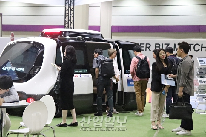 [포토뉴스] ‘스마트테크코리아’ VR 게임·무인화 카페·아트 등 전시는 ‘체험형이 대세’