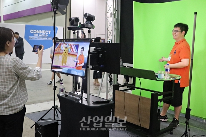 [포토뉴스] ‘스마트테크코리아’ VR 게임·무인화 카페·아트 등 전시는 ‘체험형이 대세’