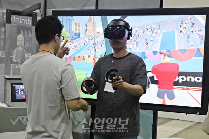 [포토뉴스] ‘스마트테크코리아’ VR 게임·무인화 카페·아트 등 전시는 ‘체험형이 대세’