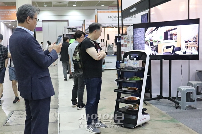 [포토뉴스] ‘스마트테크코리아’ VR 게임·무인화 카페·아트 등 전시는 ‘체험형이 대세’