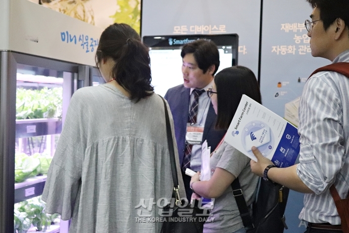 [포토뉴스] ‘스마트테크코리아’ VR 게임·무인화 카페·아트 등 전시는 ‘체험형이 대세’