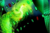 나선형으로 빛 발하는 재료, 제작 쉬워진다