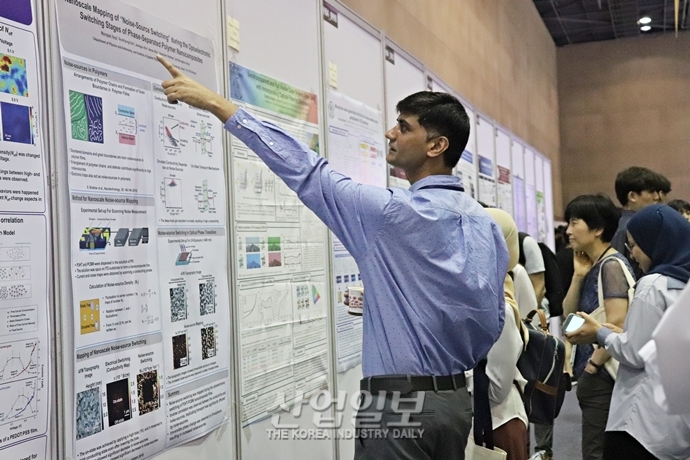 [포토뉴스] ‘나노코리아 2019’ 발길 붐비는 포스터세션 (feat.외국인)