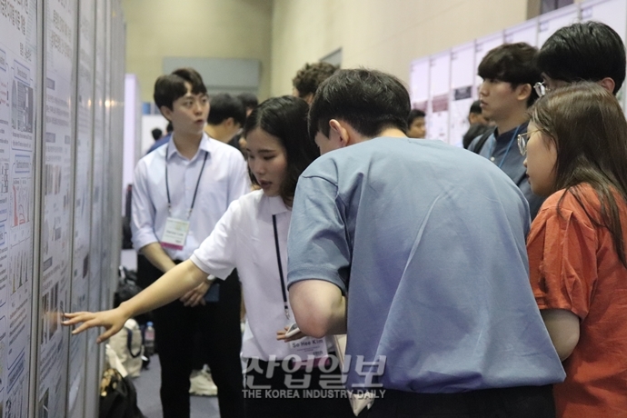 [포토뉴스] ‘나노코리아 2019’ 발길 붐비는 포스터세션 (feat.외국인)