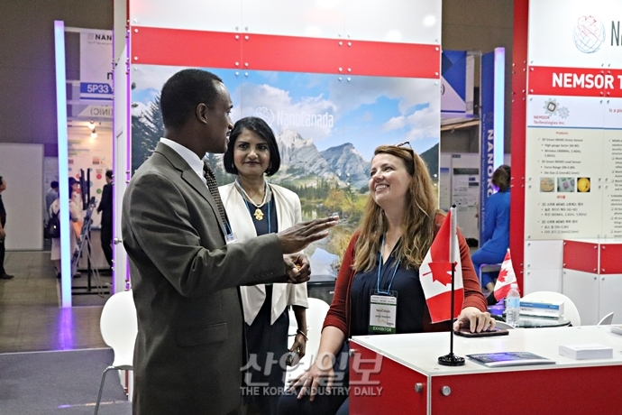 [포토뉴스] ‘나노코리아 2019’ 발길 붐비는 포스터세션 (feat.외국인)