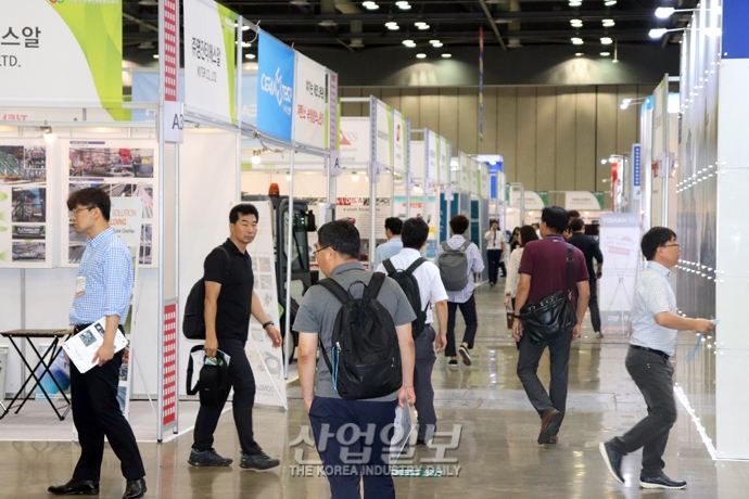 [포토뉴스] 한국 중장비 부품 및 어태치먼트 전시회, 건설기계 중장비 시장 활성화 ‘지원’