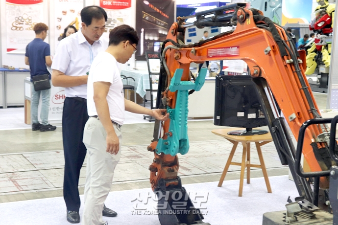 [포토뉴스] 한국 중장비 부품 및 어태치먼트 전시회, 건설기계 중장비 시장 활성화 ‘지원’