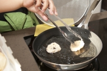 프라이팬 코팅 벗겨졌다면 '새 제품으로 교체해야'