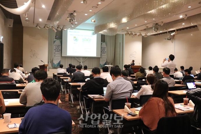 ‘프리미엄’ 이름을 갖기 위한 치열한 디스플레이 경쟁