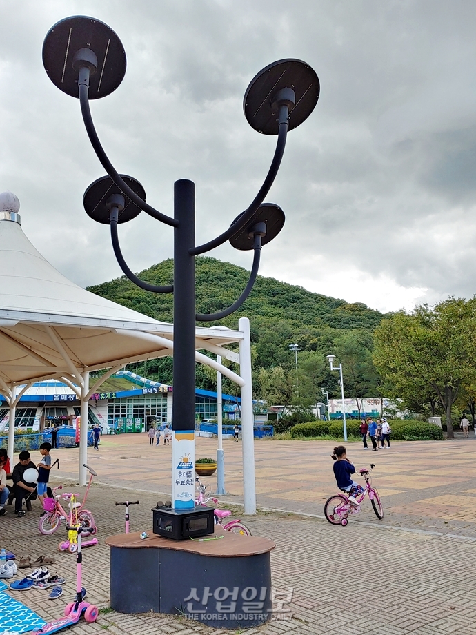 공원 내 무료 태양광 편의설비, 취지는 좋았지만…