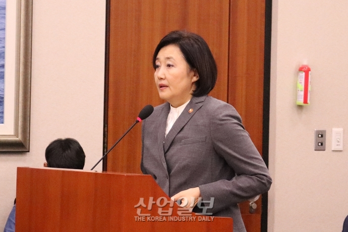 [2019 국정감사 현장] 중기부 박영선 장관 “스마트공장 생산성 30%, 고용 평균 3명 증가”
