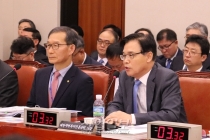 [2019 국정감사 현장] 질의에 답변 중인 대한무역투자진흥공사 권평오 사장