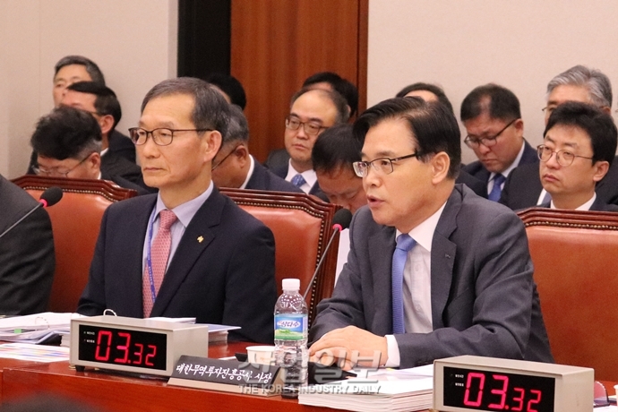 [2019 국정감사 현장] 질의에 답변 중인 대한무역투자진흥공사 권평오 사장