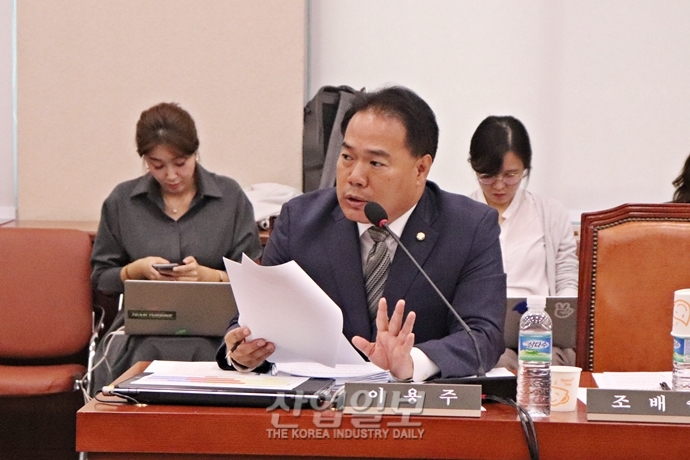 [2019 국정감사 현장] 이용주 의원, “문제의 유니클로 광고, 국가적인 대응 방안 필요”