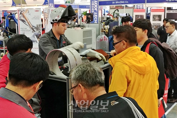 [포토뉴스] 바이어 발길 붙드는 다양한 ‘제품 시연’