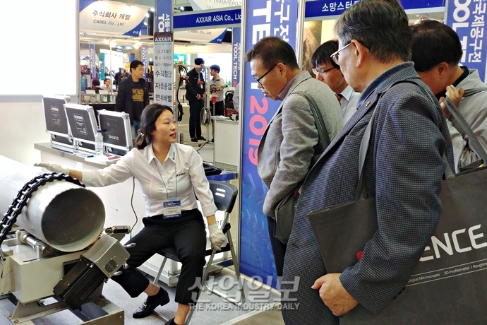 [포토뉴스] 바이어 발길 붙드는 다양한 ‘제품 시연’