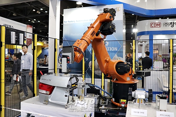 [2019 한국기계전] ‘우리 부스로 와주세요’ 시선 사로잡는 기계의 걸음
