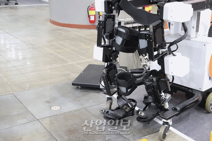 [2019 한국기계전] ‘우리 부스로 와주세요’ 시선 사로잡는 기계의 걸음