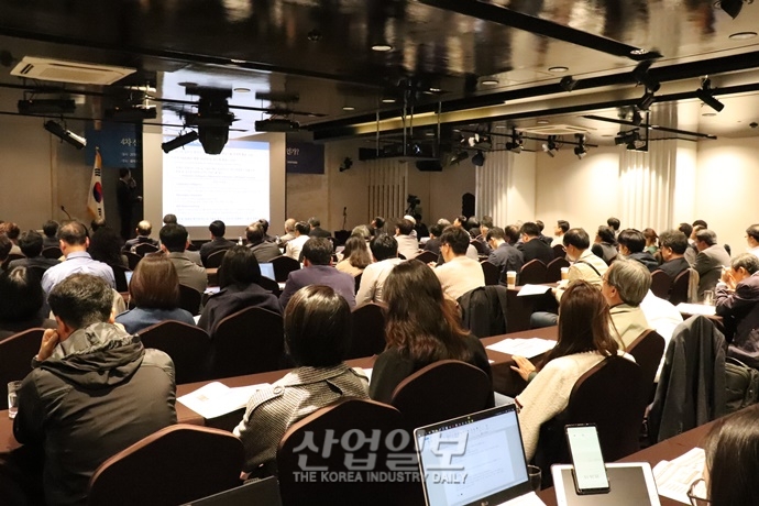 한국 AI, 정상으로 인도할 발판은?…제조업·ICT 활발한 융합