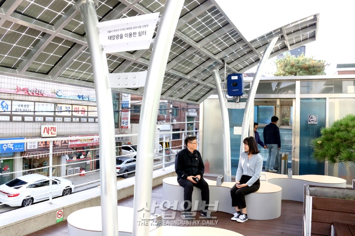 [사진으로 보는 산업뉴스] 태양광 쉼터, ‘주민 휴식 공간·전력 생산’ 두 마리 토끼 잡는다