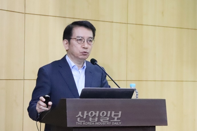 죽어가는 경제 속 중소기업 일으킬 대책은?…“‘힘(HIM)’에 주목하라”