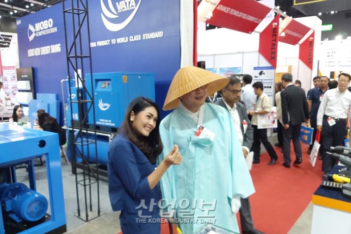 [포토뉴스] 산업다아라 삿갓맨, 이번에는 태국전시회 등장