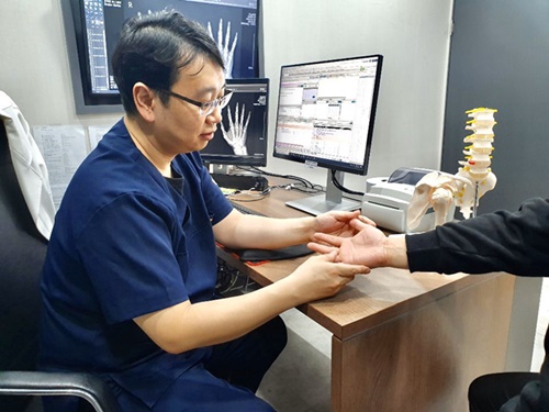 [칼럼] 과사용이 불러 오는 손목 통증, '손목터널 증후군'