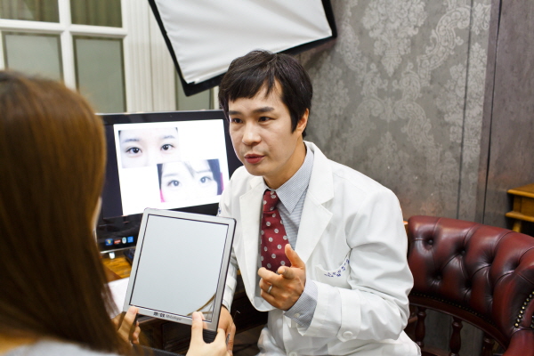 쌍꺼풀 푸는 수술로 안검하수 개선, 크고 또렷한 무쌍 눈매 가능