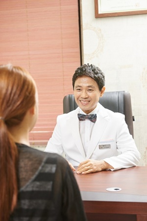 입 냄새 제거 위한 구취 제거제와 잦은 칫솔질, 오히려 악화된다?