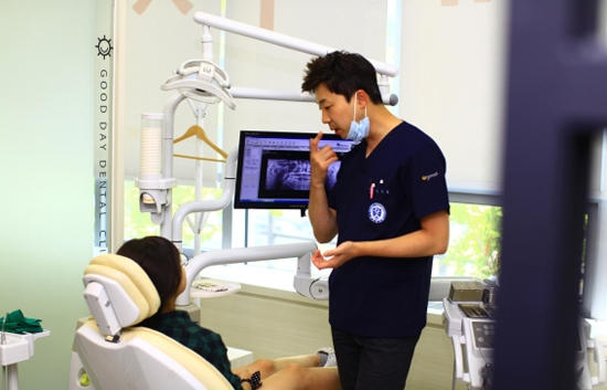 [칼럼] 어린이와 성인의 비수술주걱턱교정 치료법 차이