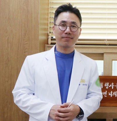 [칼럼] 두피에도 뾰루지가? 지루성두피염 증상 의심