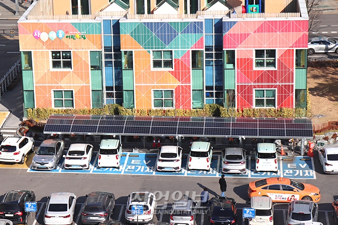 [사진으로 보는 산업뉴스] 태양광 에너지 활용 전기차 ‘충전’