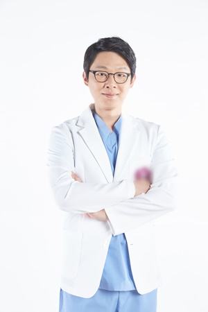 울퉁불퉁 깊은 여드름 흉터 어떤 방법으로 치료할까?