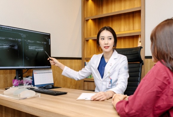 [칼럼] 가슴성형 후 정기 검진 통해 가슴 건강 확인해야