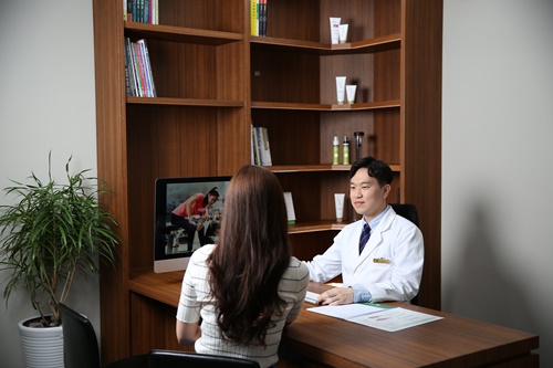 체형불균형으로 인한 자세교정, 추나요법으로 척추·골반교정 도움