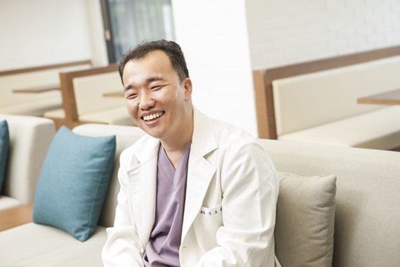 눈 앞에 검은 벌레 비문증, 꼭 치료해야 할까?