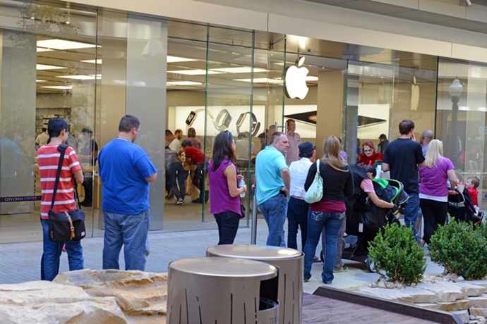 테크 기업, ‘플래그십 스토어’로 오프라인 경쟁 중