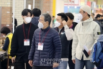 [포토뉴스] 마스크는 ‘필수’, 코로나19가 바꾼 전시장 모습