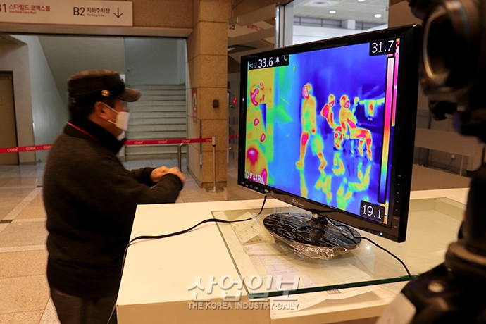 [포토뉴스] 마스크는 ‘필수’, 코로나19가 바꾼 전시장 모습