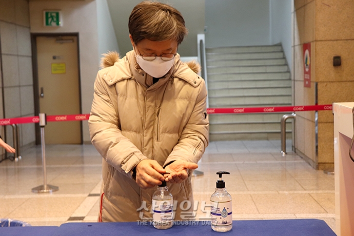 [포토뉴스] 마스크는 ‘필수’, 코로나19가 바꾼 전시장 모습