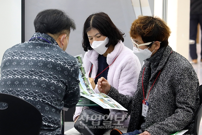[포토뉴스] 마스크는 ‘필수’, 코로나19가 바꾼 전시장 모습